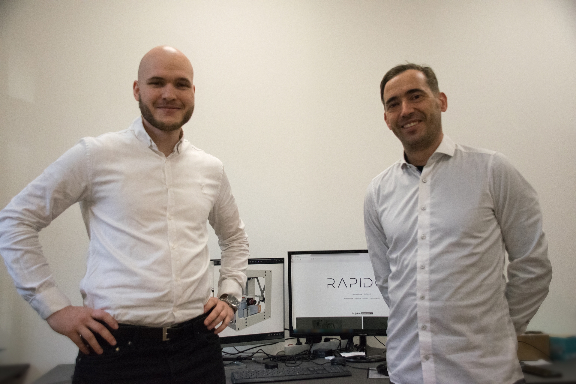 Fotografie von Rapidon-Firmengründer Daniel Fleischer und Tim Heerwagen nach Abschluss des Webprojektes "rapidon.de".